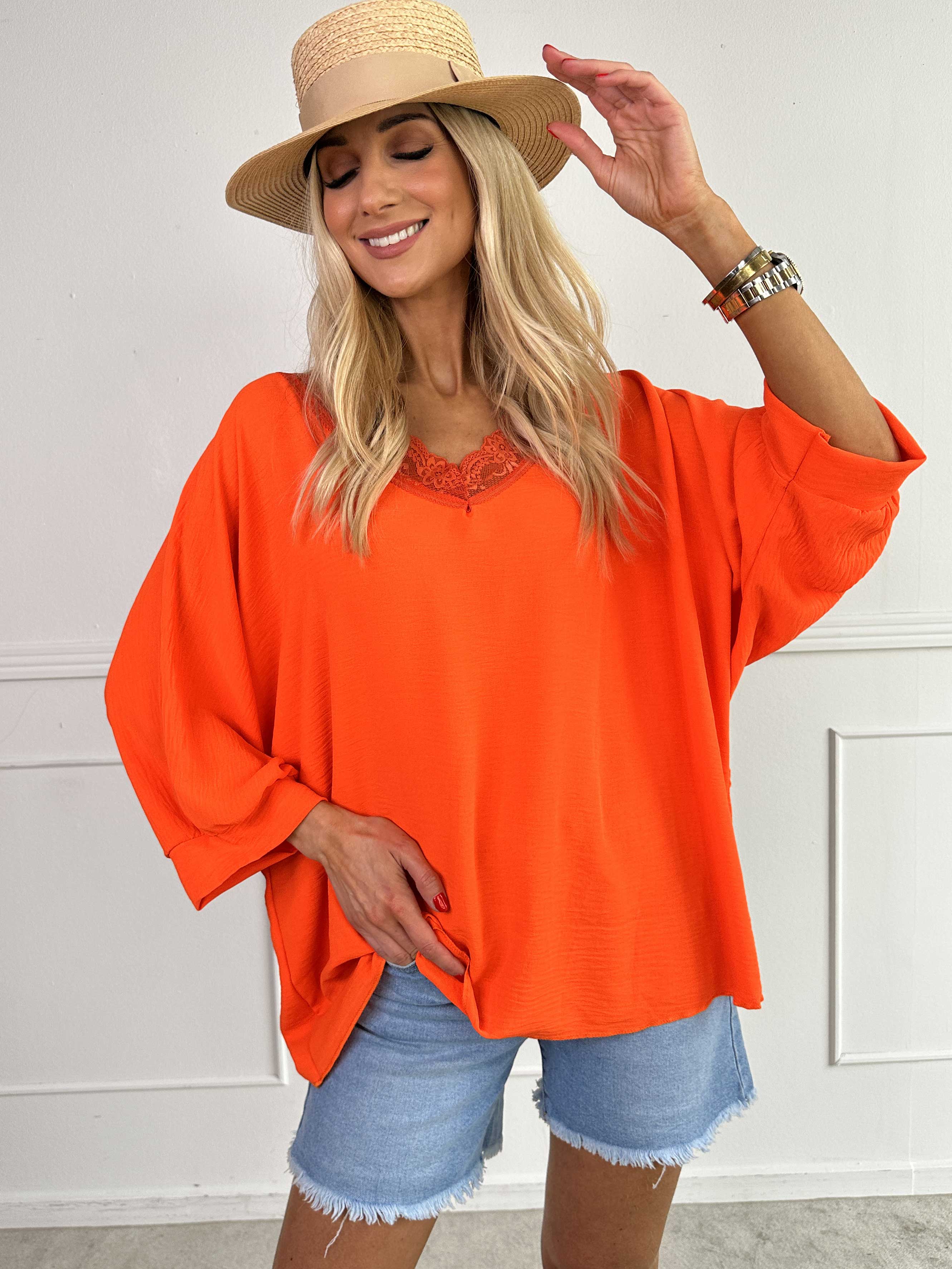 Leonora - Sød tunika med flagermusærmer og blonde